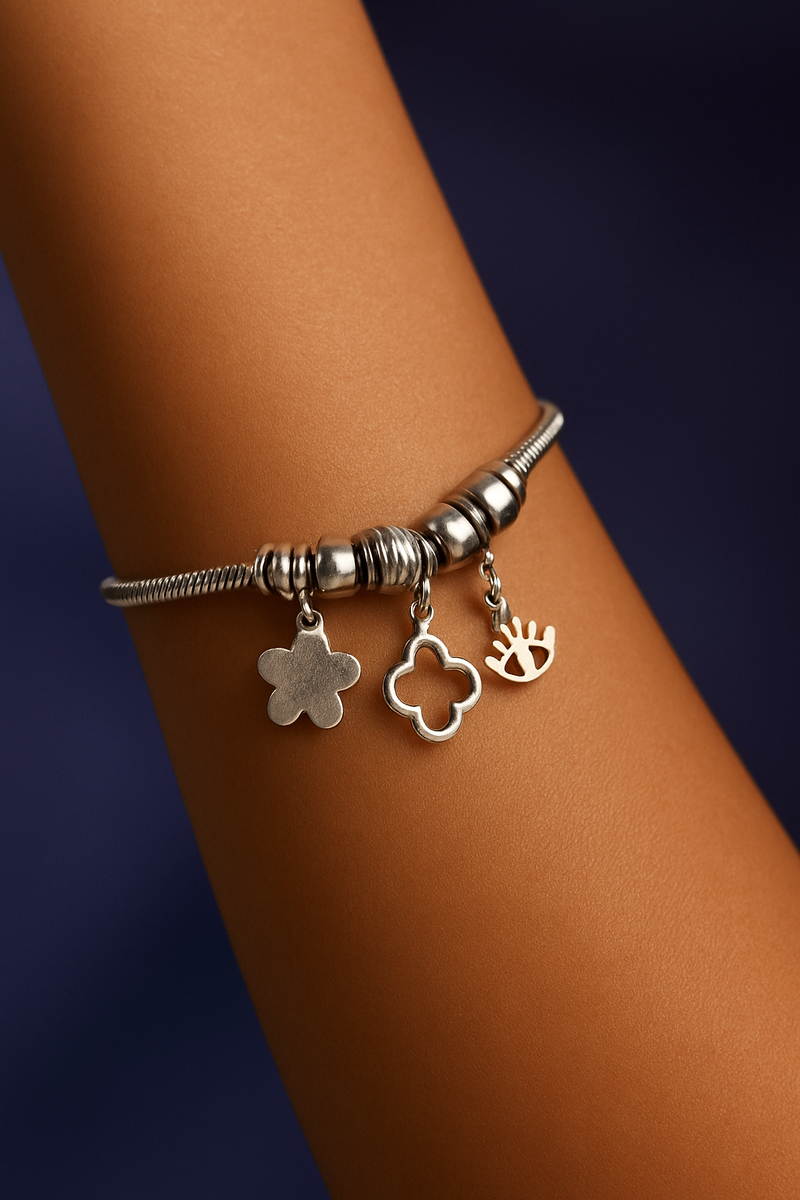 Pulseira de Aço Inoxidável com Berloque e fecho tradicional